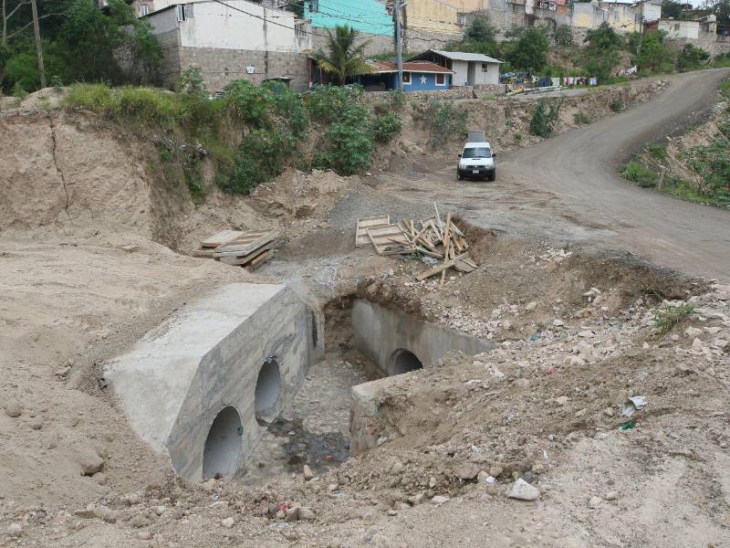 La nueva estructura en Reynel Fúnez avanza con trabajos de relleno y compactación luego de que la vía quedara destruida por las lluvias de octubre del 2025.