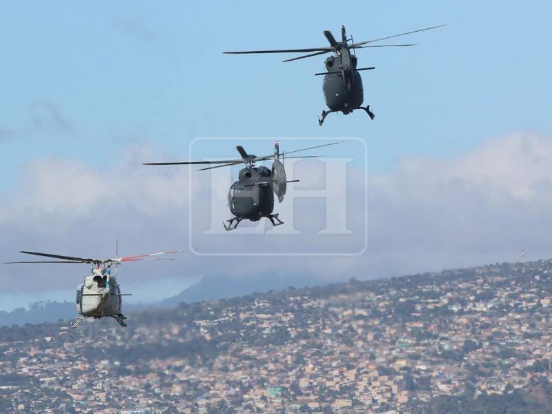 Helicópteros militares sobrevolando la capital de Honduras fueron parte de las actividades.