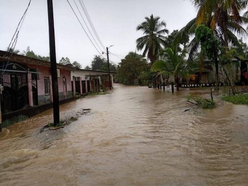 Tras las recientes lluvias se reportó varias zonas inundadas en Atlántida.