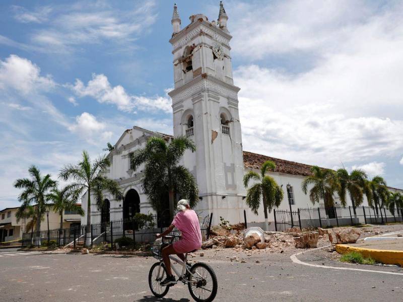 La torre de la iglesia San Atanasio resultó parcialmente dañada. Fundada en 1569, forma parte del patrimonio histórico de la provincia panameña La Villa de Los Santos.