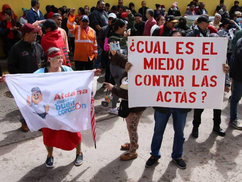 En los llamados colectivos, andan empleados municipales de varias oficinas.