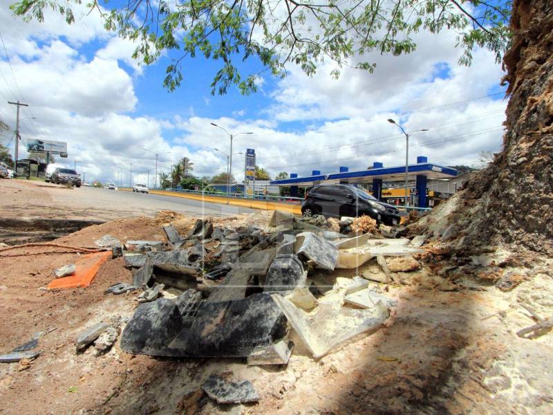 La escena del trágico accidente donde perdió la vida el joven Hernán Martínez evidencia la magnitud del impacto ocurrido en el anillo periférico de Tegucigalpa, capital de Honduras, lugar exacto donde se registró el hecho el pasado 15 de abril.