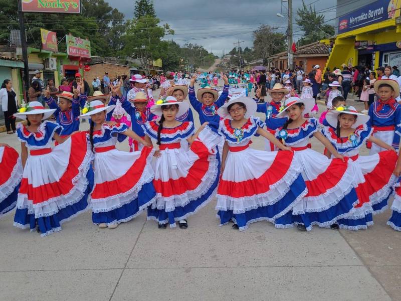Las niñas de varios centros escolares maravillaron a los espectadores con sus trajes típicos y danzas.