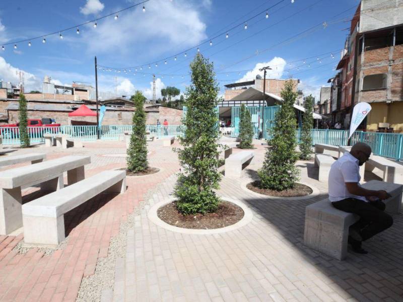 Gracias al apoyo del Banco de Desarrollo de Alemania y la AMDC, se construyó canalización, muros de contención y plaza recreativa para la comunidad.