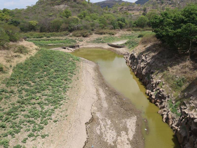 La disminución de los niveles en las represas capitalinas mantiene en alerta a la alcaldía tras reportes de 42.7% en La Concepción y 34.3% en Los Laureles alerta25