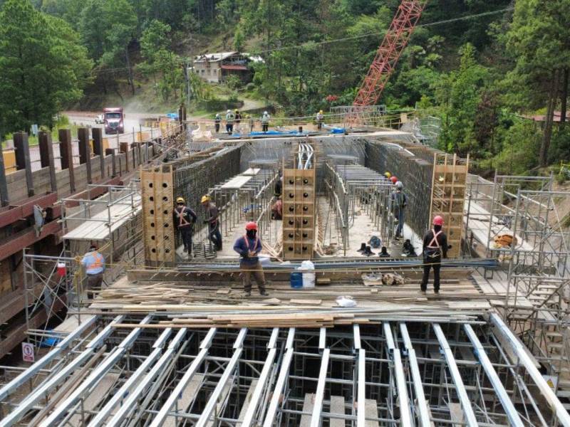 Con 140 metros de longitud, el Puente Uyuca toma forma en la carretera oriental como una infraestructura estratégica para la movilidad nacional.