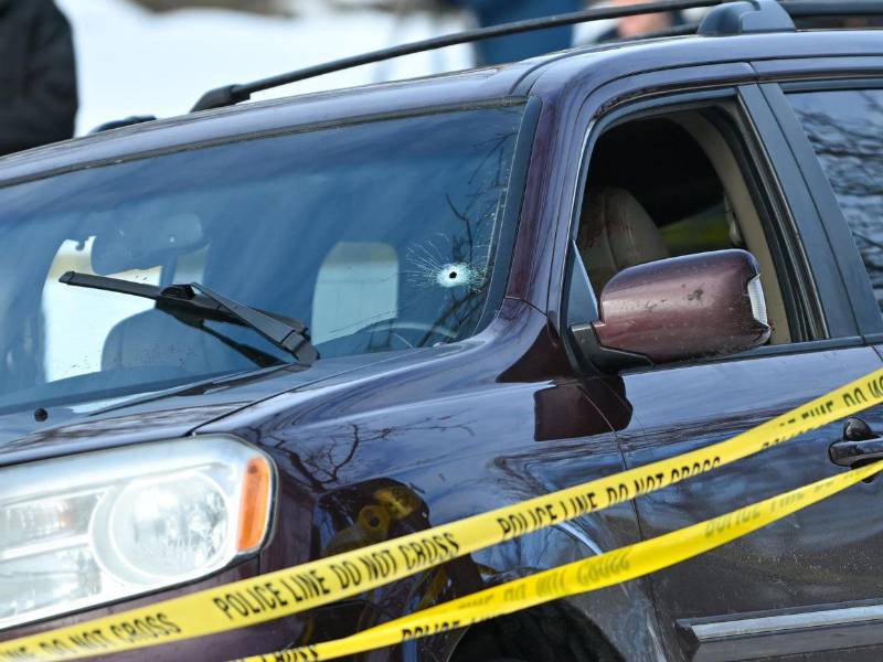 Al intentar huir, uno de los oficiales disparó hacia la ventana del conductor y, segundos después, el auto choca contra otro vehículo estacionado en la misma calle, unos metros más adelante.