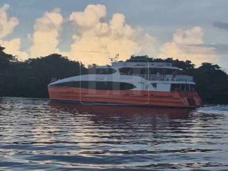 Rescatan ilesos a pasajeros tras encallar un yate en el muelle de La Ceiba