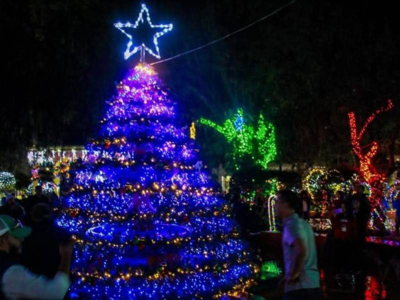 Con luces y árboles de navidad pomposos, el municipio de Valle de Ángeles planea recibir a cientos de turistas este diciembre y parte de enero.