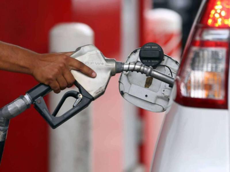 La gasolina superior alcanzó un costo por galón de 146.57 lempiras en julio de 2022, por lo que se aproxima a ese precio máximo histórico.