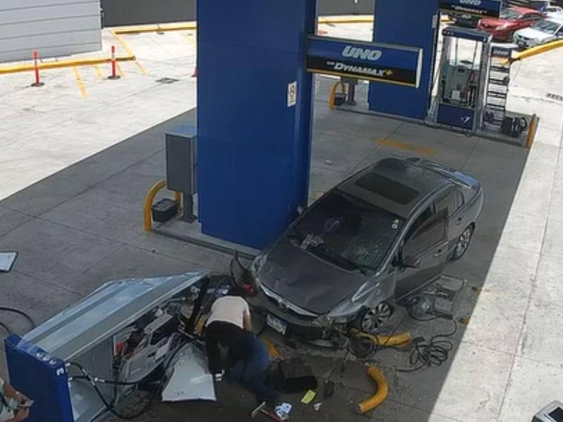 El mismo conductor intentó ayudar al personal herido. El hecho generó alarma entre las personas que se encontraban en el lugar.