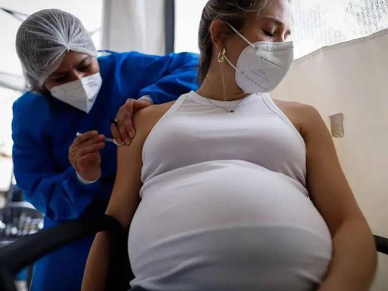 El personal sanitario hace el llamado a las embarazadas de entre 27 a 36 semanas de gestación para recibir la vacuna contra la enfermedad.