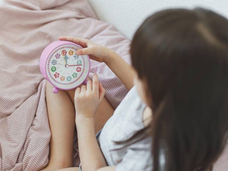 Colocar un reloj visible en la habitación ayuda a los niños a comprender el paso del tiempo.