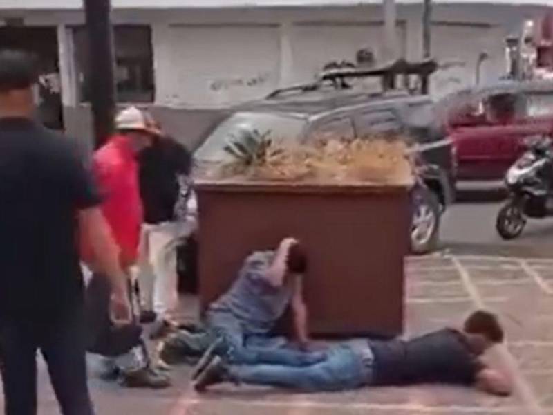 Los dos hombres jóvenes fueron acorralados por ciudadanos molestos, quienes los golpearon por presuntamente dedicarse a robar.