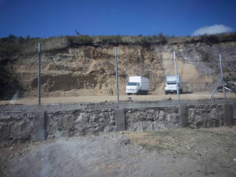 Trabajos sin control técnico persisten en Ciudad del Ángel, una zona oficialmente inhabitable, aumentando el riesgo de deslizamientos sobre una de las vías más transitadas.