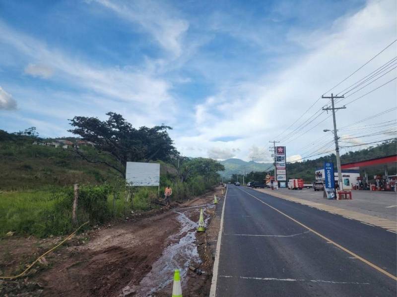 En la carretera hacia Valle de Ángeles se ejecutan trabajos de estabilización de la subrasante con cal al 5% y colocación de subbase como parte de la ampliación del corredor vial.