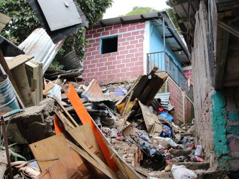 Entre las incidencias se encuentran 70 personas afectadas por los derrumbes en la colonia Villa Unión la semana pasada. Equipos de emergencia realizaron labores de mitigación ante el riesgo de nuevos deslizamientos.