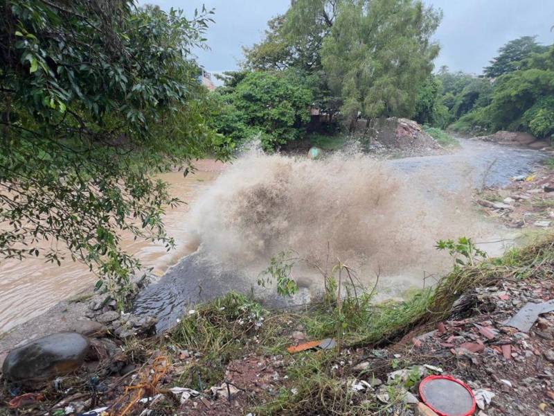 Las lluvias recargaron las represas y dañaron las tuberías principales. UMAPS trabaja para restablecer el servicio mientras los embalses siguen al máximo nivel.