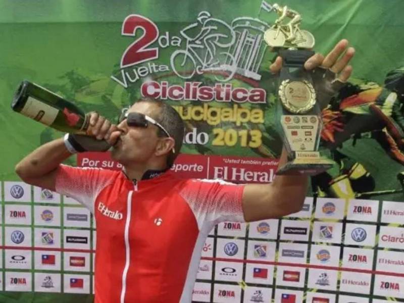Armando Orellana, de Siguatepeque, alzó el trofeo de campeón Élite en 2013.