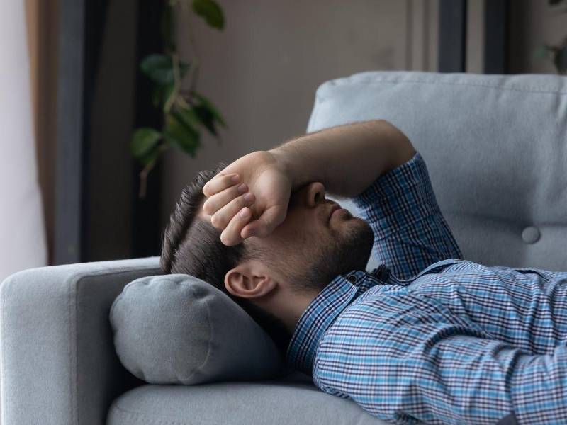 Si el dolor resulta intolerable, puede considerar una breve siesta y aplicar compresas.