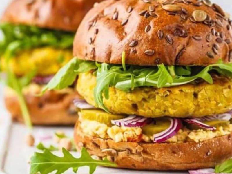 Elaborada a base de garbanzos, acompañada de vegetales frescos, esta hamburguesa es ideal para quienes prefieren una dieta vegana.