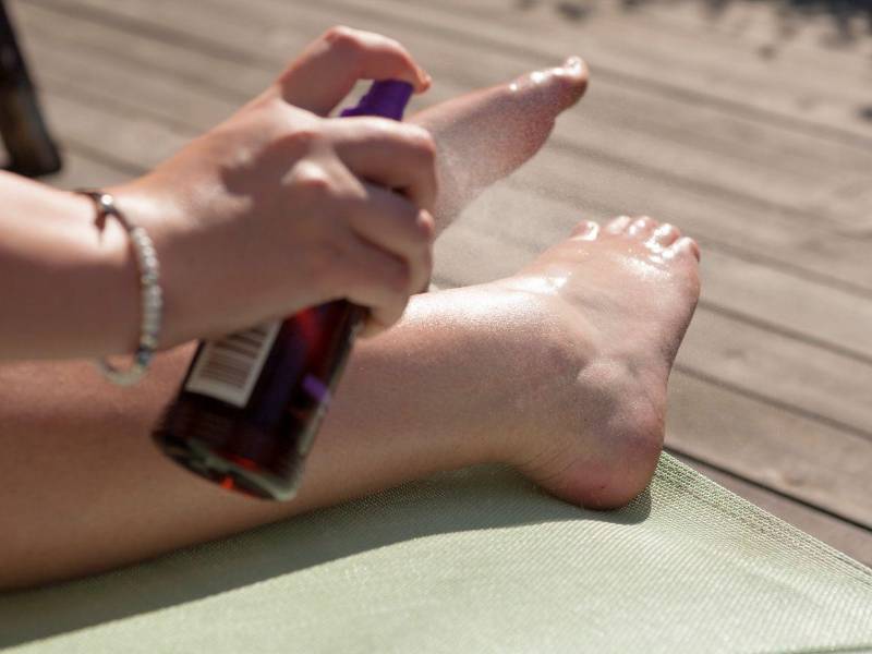 Los labios carecen de melanina suficiente para protegerse solos del sol; aplicar un labial con SPF 30 reduce significativamente el riesgo de queilitis actínica, según el National Institutes of Health.