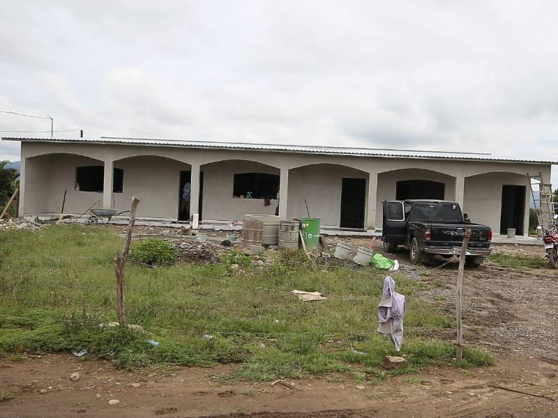 Pese a que no está claro de quién es el terreno, la gente ha construido grandes viviendas en Lomas del Diamante.