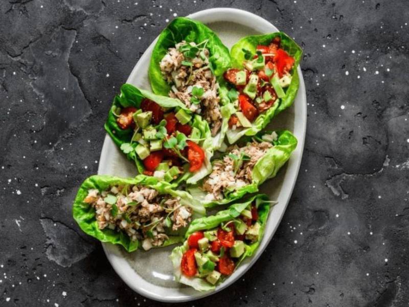 Con tortillas integrales y una deliciosa opción de pollo a la parilla, los wraps de pollo y aguacata son una deliciosa combinación.