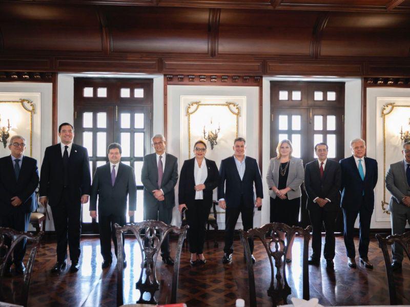 Presidenta Xiomara Castro se reúne con principales banqueros de Honduras ¿Qué temas abordaron?