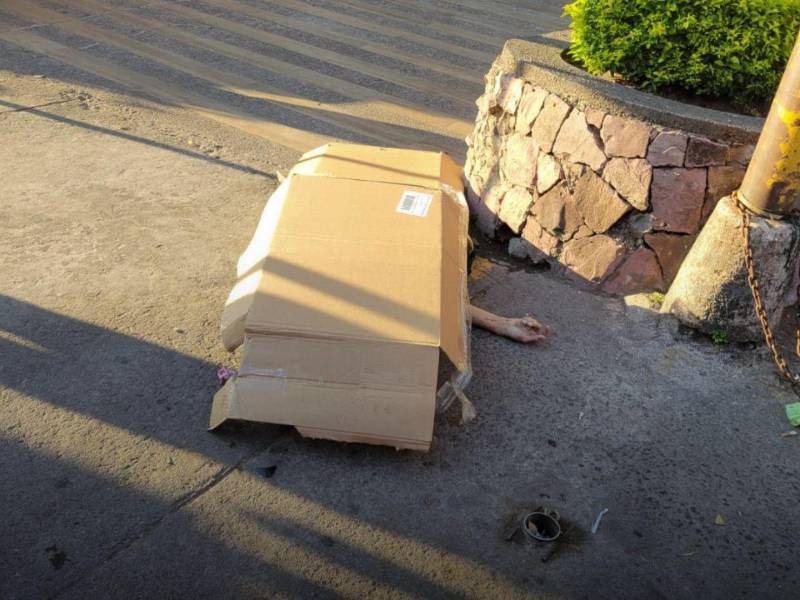 El cuerpo del motociclista quedó tendido en plena calle.