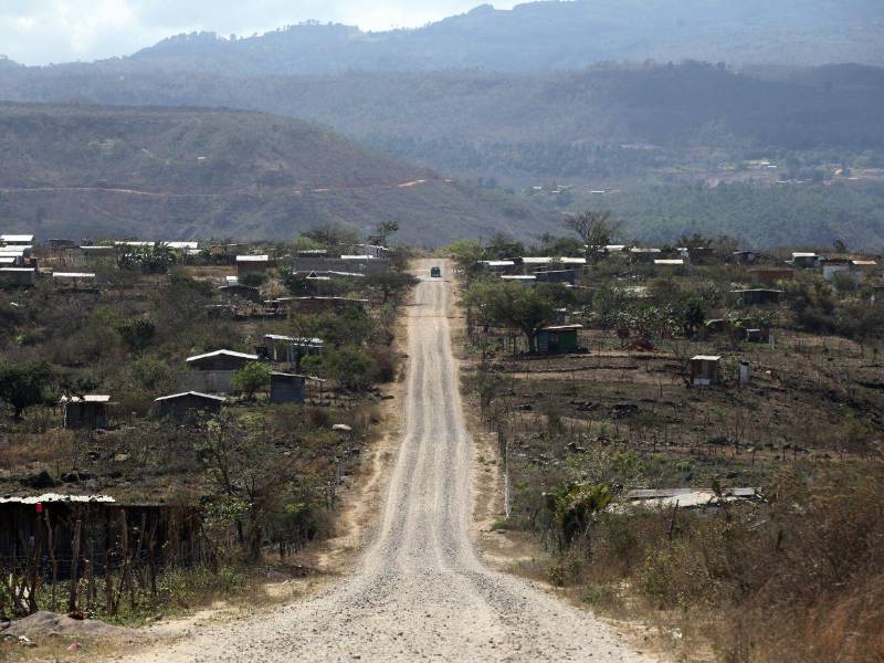Los pobladores de varias colonias ubicados al sur de la capital optan por tomar la carretera que cruza por el sector conocido como El Diamante, pero es de terracería y está en malas condiciones.