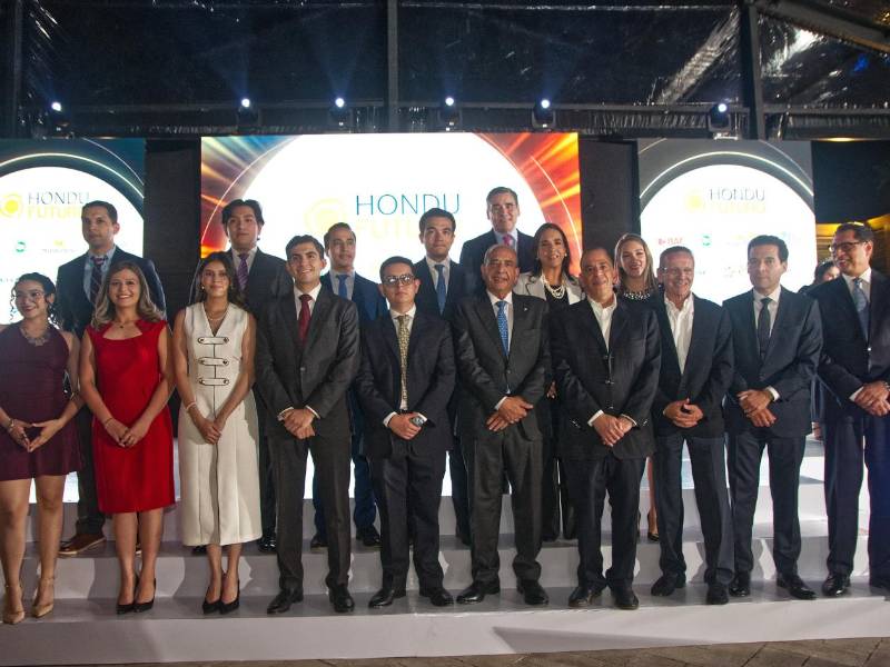Empresarios que conforman HonduFuturo posan junto al grupo de profesionales, becados durante la ceremonia de entrega de certificados.