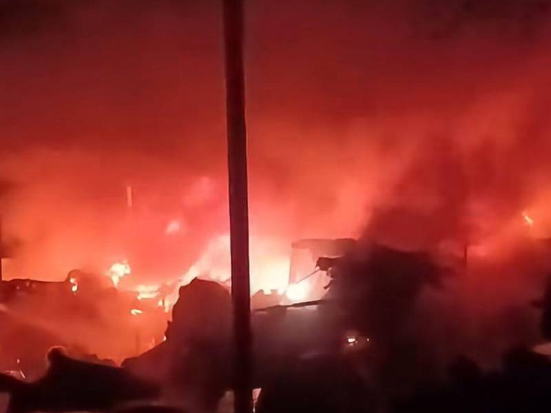 El siniestro comenzó en horas de la madrugada de este martes; unos 35 puestos se quemaron.