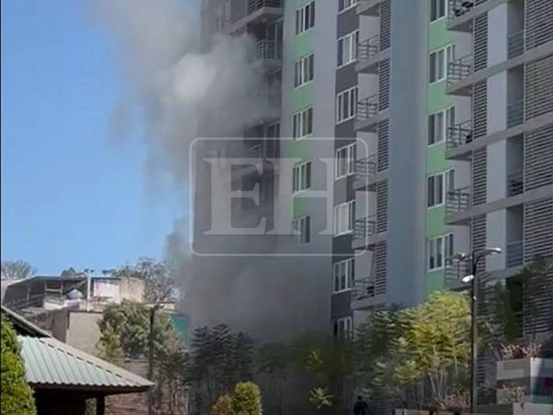 Momento en que salió humo de la planta baja de la torre 7 en el complejo domiciliario.