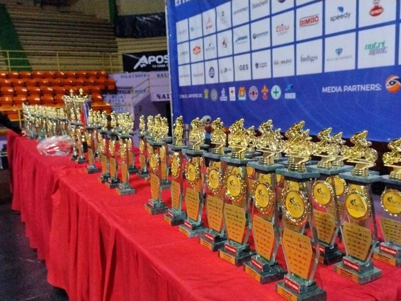 Los trofeos de la Vuelta El Heraldo 2025 esperan brillantes en el Coliseum Nacional de Ingenieros.​​​​​