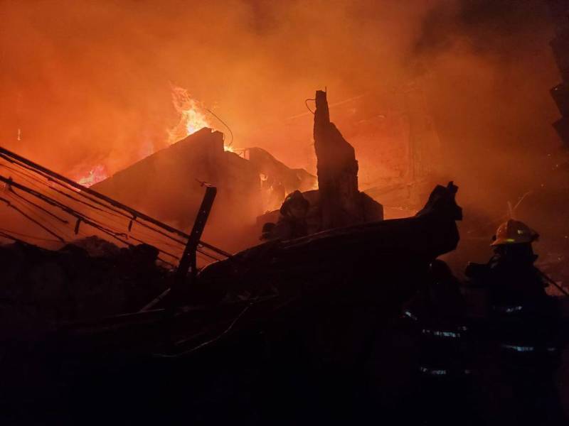 Un voraz incendio consumió la madrugada de este miércoles 05 de agosto al menos seis viviendas de construcción mixta en barrio San Martín, sector 2, de Comayagüela, y dejó cuatro personas lesionadas con quemaduras de diversa consideración, informó el Cuerpo de Bomberos de Honduras.