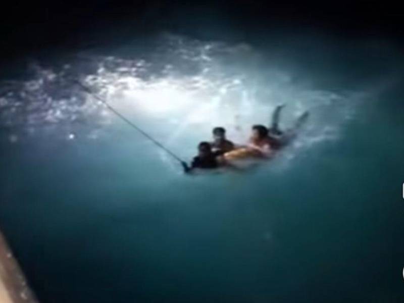 En horas de la noche se registró un incidente en el que una ola de gran tamaño inclinó la embarcación, provocando que tres personas dos mujeres y un menor cayeran al agua a la altura de la comunidad de Río Plátano, en el departamento de Gracias a Dios. Aquí los detalles: