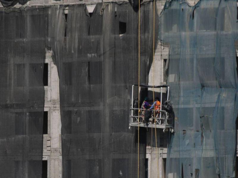 Los trabajos avanzan rápidamente en las ventanerías y labores de albañilería en los pisos altos.