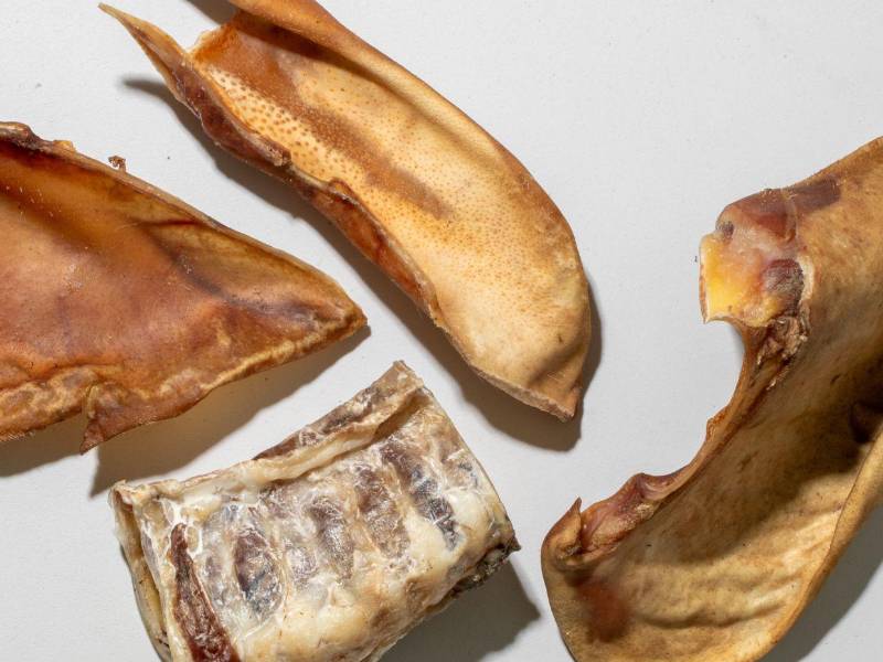 El proceso de secado se hace en hornos de aire caliente (entre 55 y 65 °C) durante ocho o doce horas para reducir la humedad por debajo del 10%.