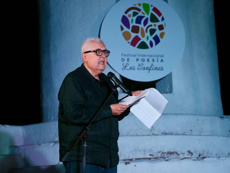 Este evento seguramente no hubiera tenido ningún éxito en Tegucigalpa. No hubiera tenido tampoco ningún éxito en París. Tenía que suceder aquí, subrayó el poeta cubano.