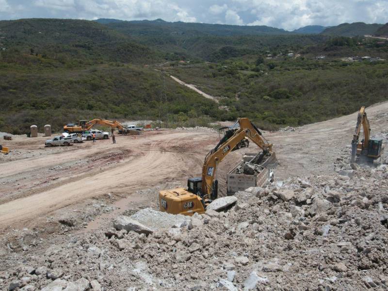 La obra, que comenzó en septiembre de 2025, contempla la construcción de 8.8 kilómetros de carretera de concreto hidráulico, con cuatro carriles y curvas y pendientes controladas.