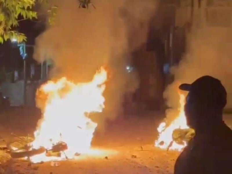 Los pobladores decidieron hacer justicia por mano propia, incendiando los vehículos del Ejército, así como también el edificio del destacamento militar.