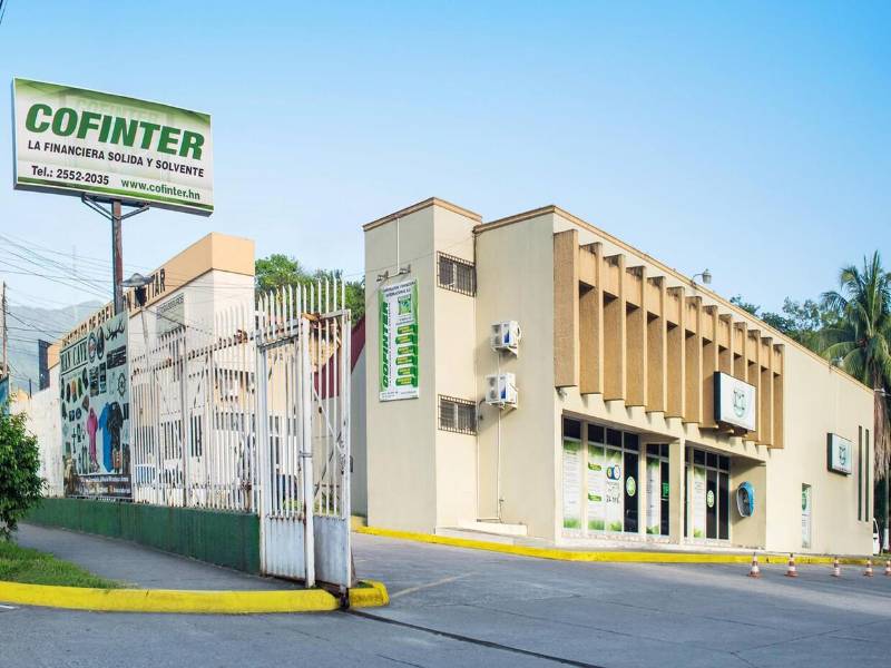 En la capital de la República tendrá su domicilio el Bancofinter que deberá de realizar todas las actividades de intermediación financiera.