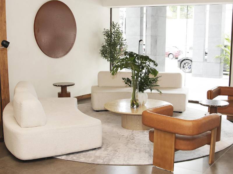La remodelación integral de Hotel Alameda incluyó la renovación de 75 habitaciones, lobbies privados, el restaurante Once 101 Bistro Latino, piscina, bar, salones para eventos, áreas sociales, recepción y jardines, ofreciendo una experiencia renovada para sus visitantes.