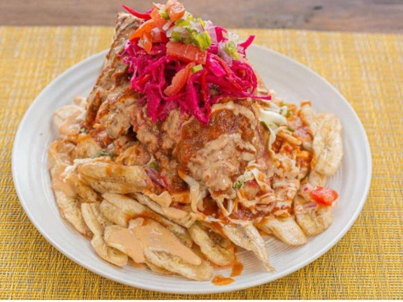 El pollo chuco es un platillo asociado con la gastronomía de San Pedro Sula y ahora es una tradición que se ha extendido a todo el país.