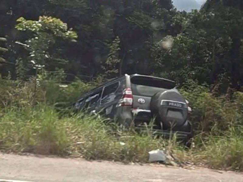El vehículo quedó a la orilla de la calle.