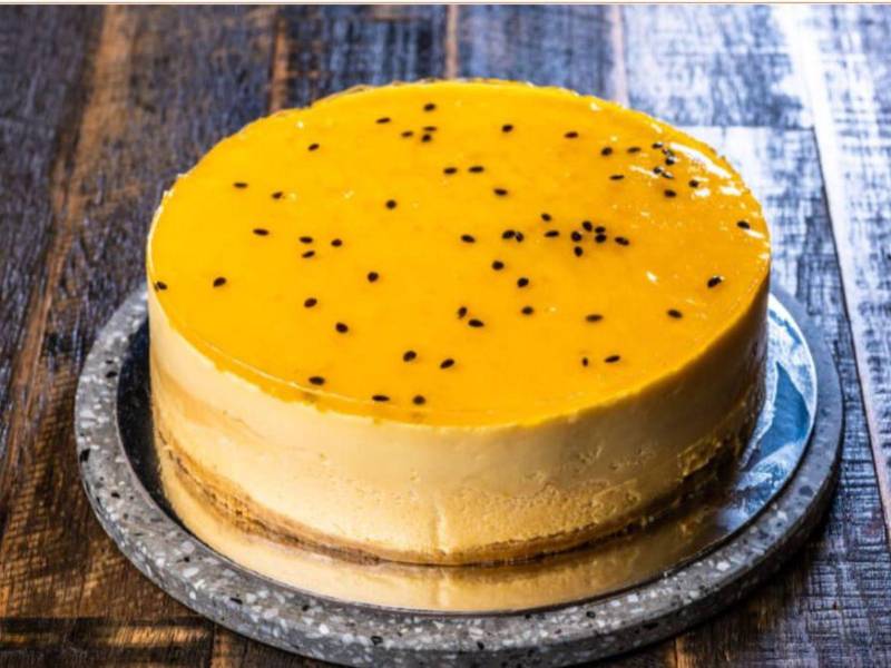 Cheesecake de maracuyá, una receta que no requiere horneado y destaca por el sabor fresco y ligeramente ácido del maracuyá, ideal para los días cálidos.