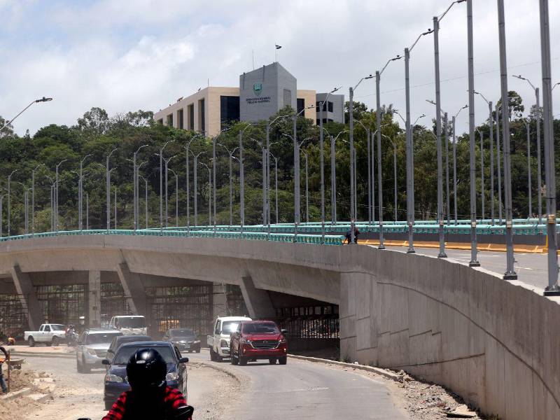 El paso a desnivel Papa Francisco, ubicado en el tramo que conecta el Anillo Periférico con la calle Los Alcaldes, permanece paralizado y sin tráfico vehicular.