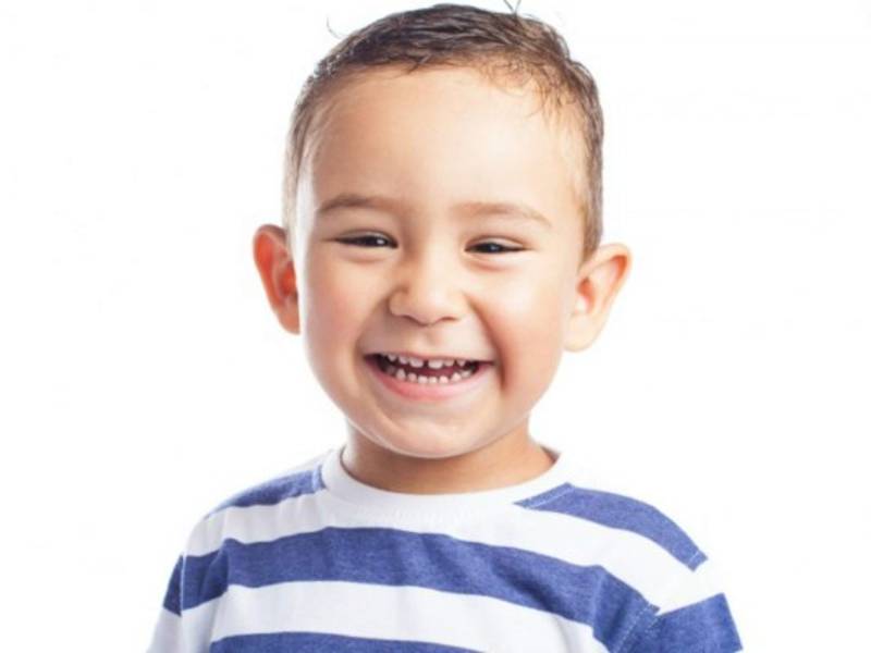 Los niños precisan ayuda de un adulto para cepillarse los dientes hasta los 10 años de edad.