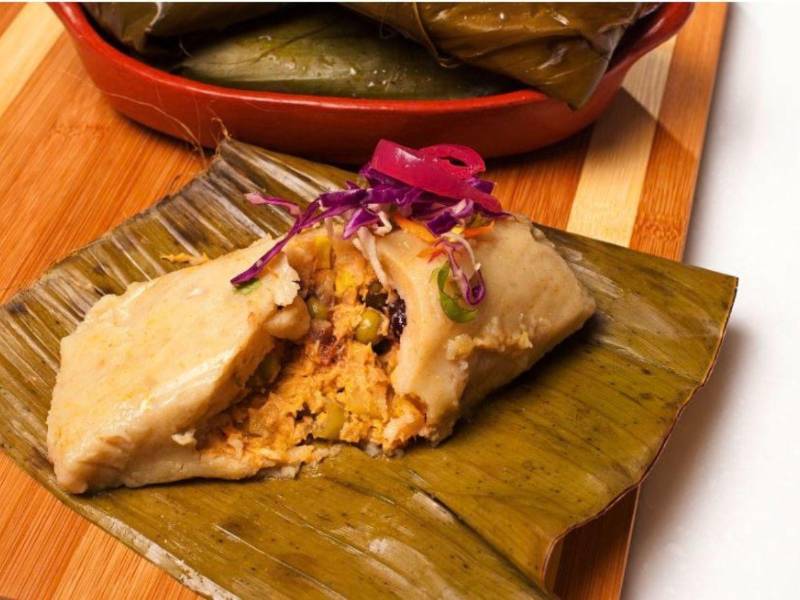 Los tamales de cambray se preparan con una base de masa de maíz rellena con papa, carne molida, cebolla, ajo, chile verde.